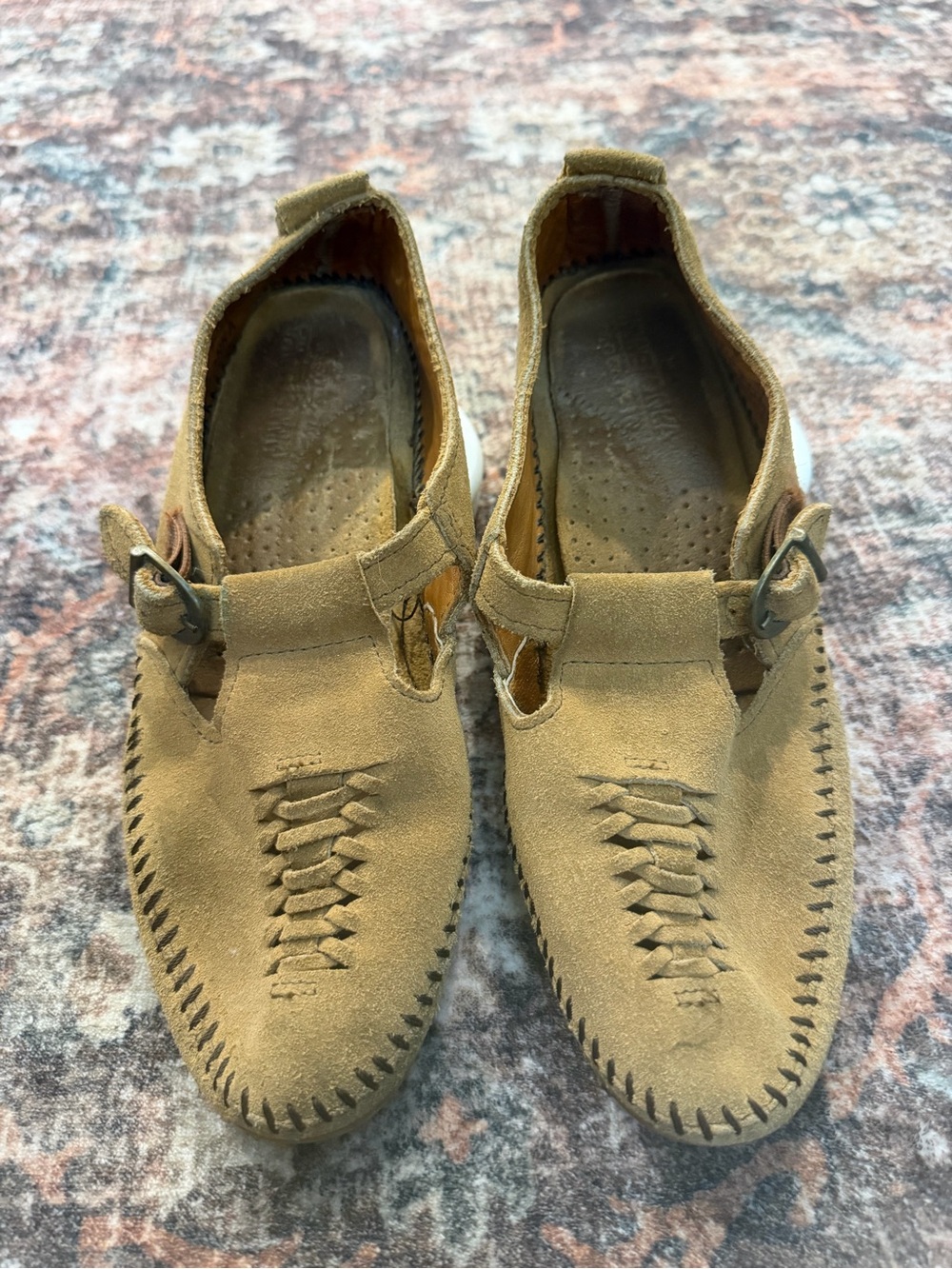 Vintage Minnetonka women’s 6 Tan Suede Moccasin Slip-On Rubber Sole Fringe Lace